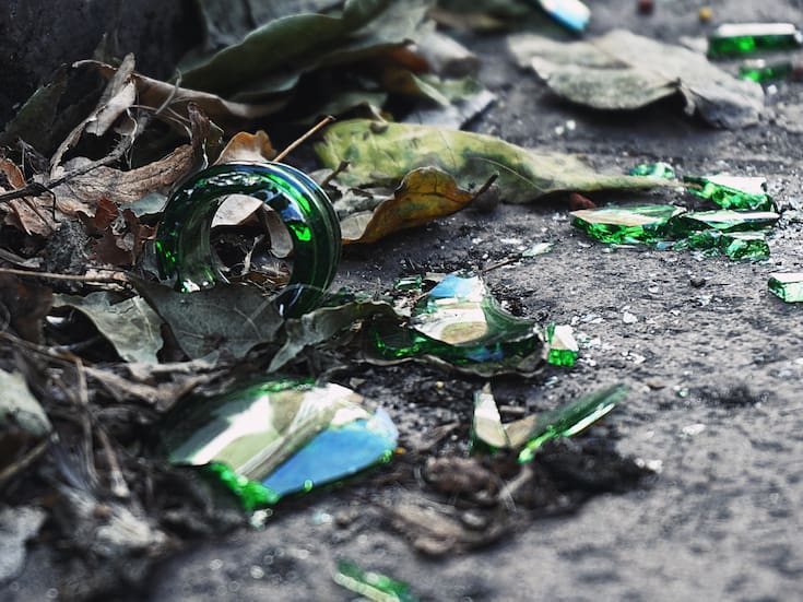 ¿Por qué un vaso se rompe en muchos pedazos y no en dos? Esto responde la ciencia