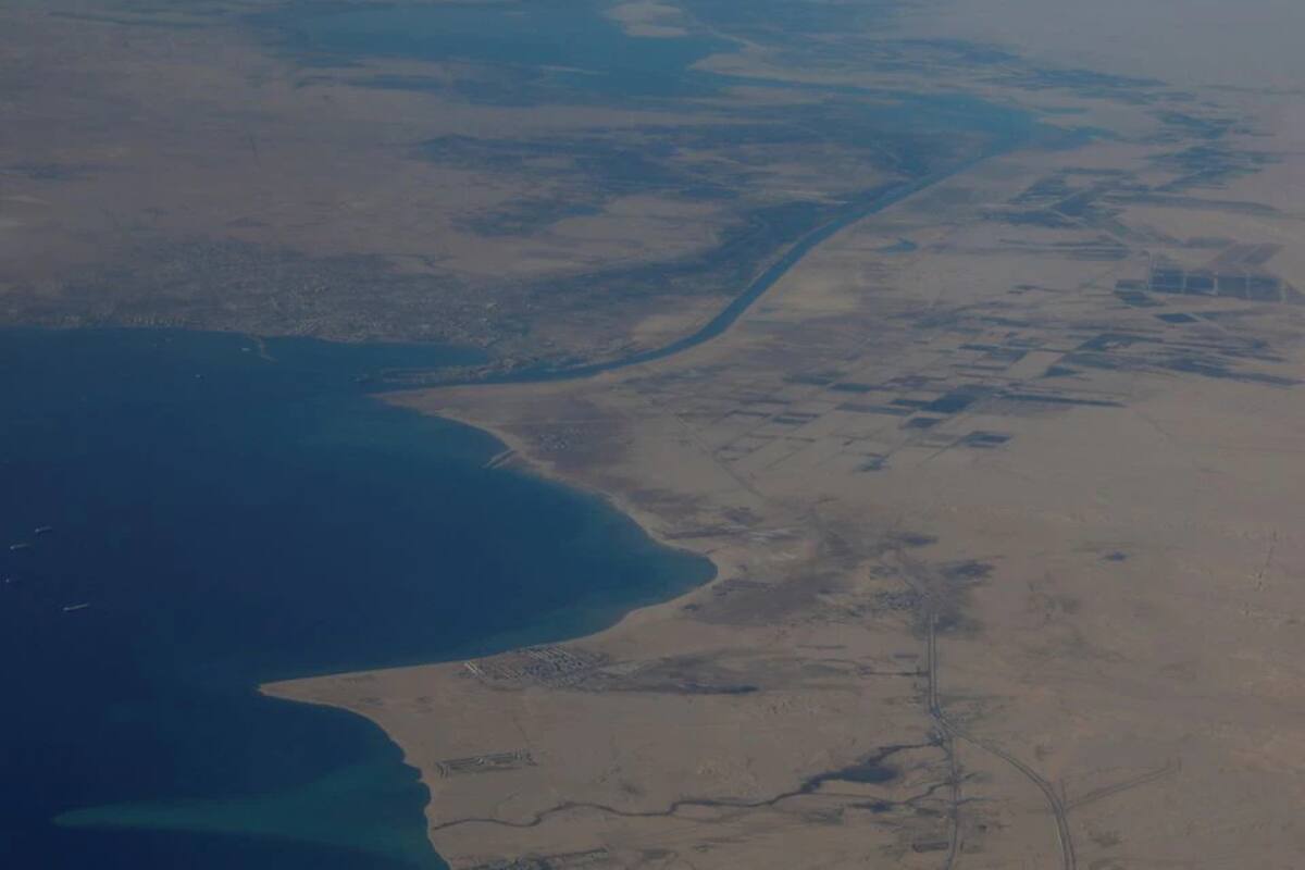 Petrolero es reflotado después de encallar en el Canal de Suez de Egipto: Autoridades