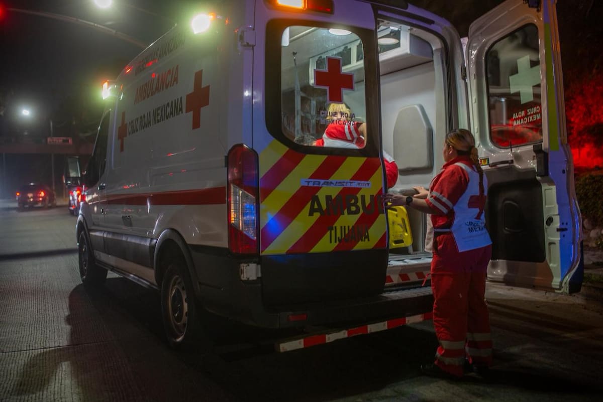 Un automóvil impactó a varios vehículos detenidos en un semáforo a la altura del Aguaje de la Tuna y posteriormente se dio a la fuga; cuatro personas fueron atendidas por golpes leves. Foto: BorderZOOM