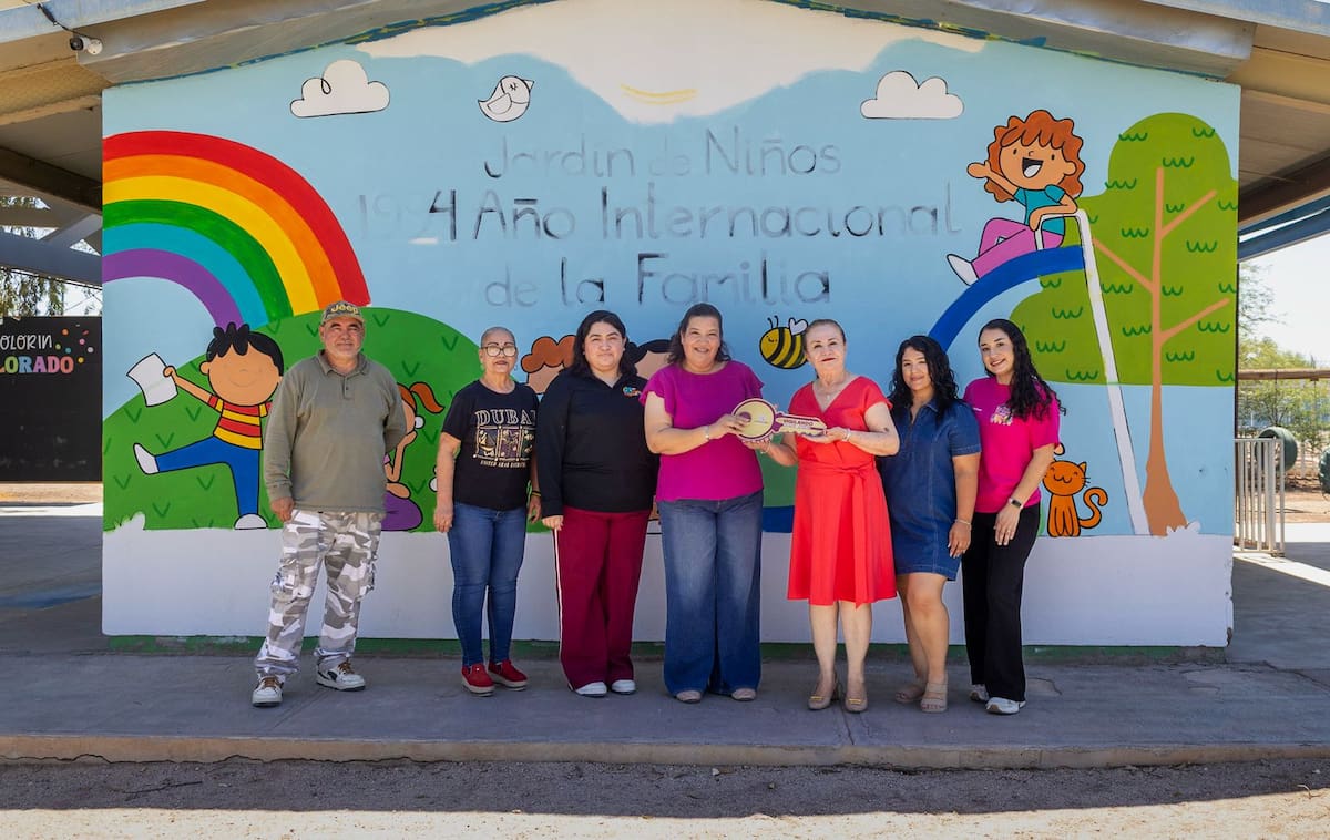 En Mexicali, el inicio de la estrategia fue representado con la entrega simbólica de la llave del Jardín de Niños "1994 Año Internacional de la Familia".│Foto: Cortesía
