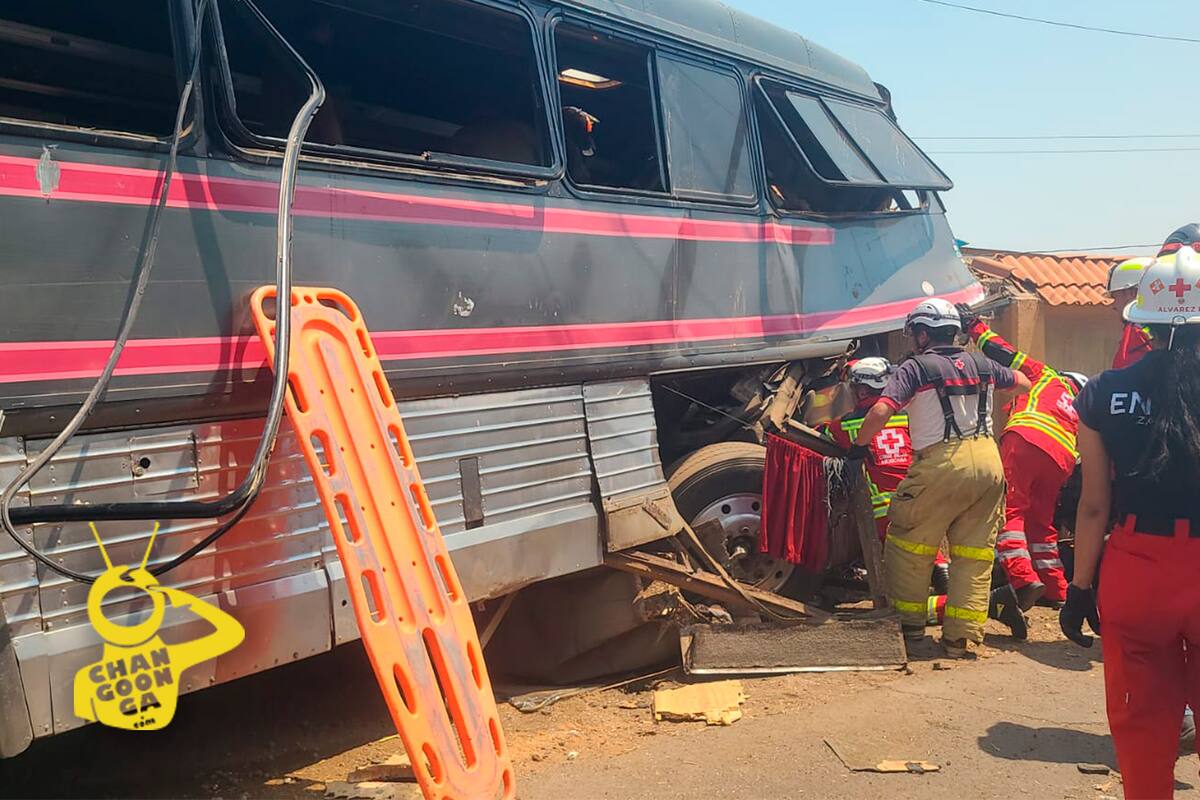 VIDEO: Grupo de regional mexicano sufre accidente;al menos 4 muertos y 13 heridos