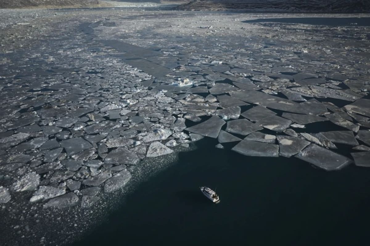 Trozos de hielo se desplazan por el mar en la isla Qoornoq, cerca de Nuuk, Groenlandia, el 17 de febrero de 2025. | Crédito: AP/Emilio Morenatti, Archivo