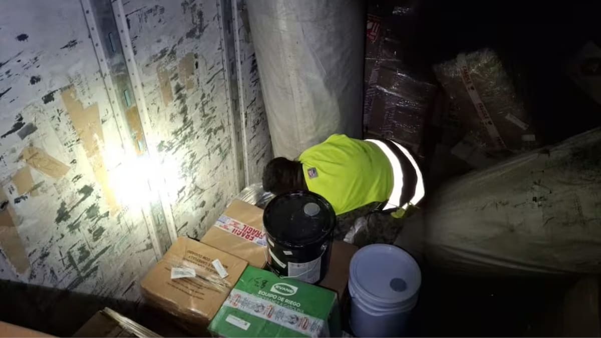 Las cinco cubetas de 20 litros con Tolueno fueron puestas a disposición de las autoridades competentes para integrar la carpeta de investigación. Foto: El Universal