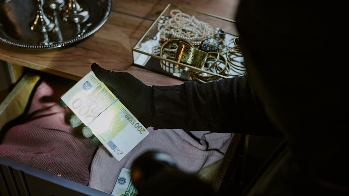 Un matrimonio contrató durante 7 meses a un cuidador para atender a una mujer con esclerosis múltiple y terminó denunciando el robo de más de 600 mil pesos en joyas y recuerdos familiares, luego de que el trabajador dejara de presentarse repentinamente y parte de las piezas fueran localizadas tras su venta