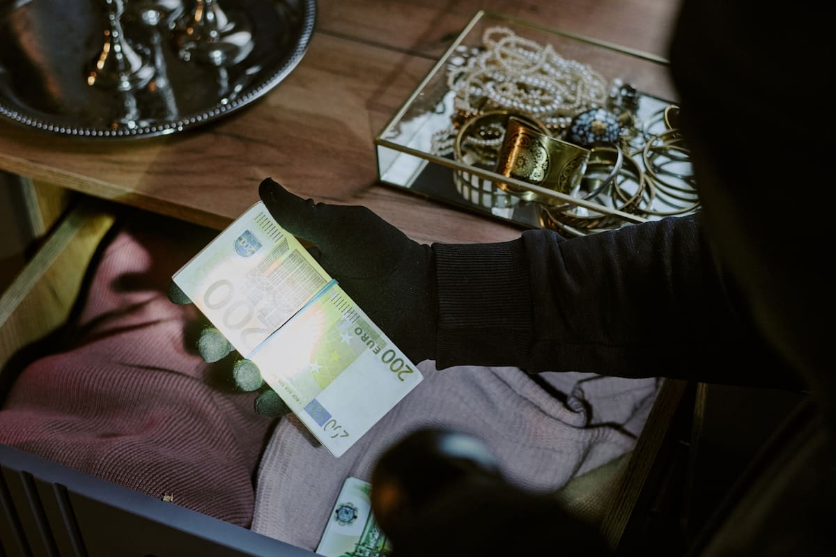 Un matrimonio contrató durante 7 meses a un cuidador para atender a una mujer con esclerosis múltiple y terminó denunciando el robo de más de 600 mil pesos en joyas y recuerdos familiares, luego de que el trabajador dejara de presentarse repentinamente y parte de las piezas fueran localizadas tras su venta