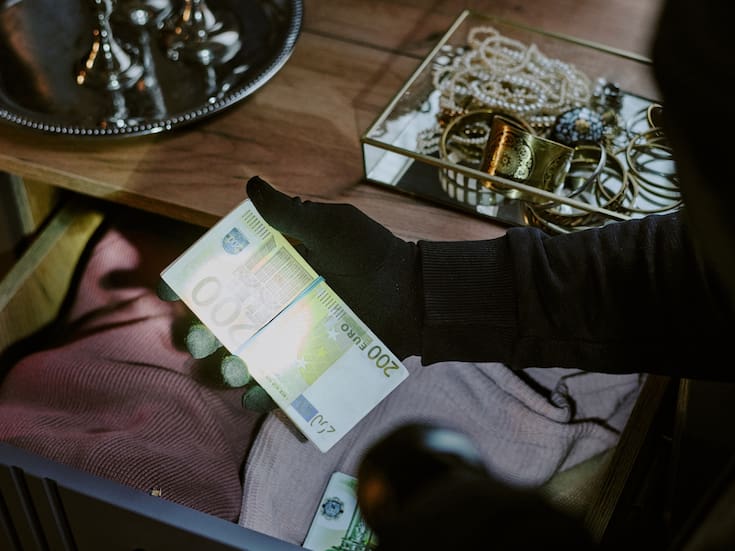 Un matrimonio contrató durante 7 meses a un cuidador para atender a una mujer con esclerosis múltiple y terminó denunciando el robo de más de 600 mil pesos en joyas y recuerdos familiares, luego de que el trabajador dejara de presentarse repentinamente y parte de las piezas fueran localizadas tras su venta