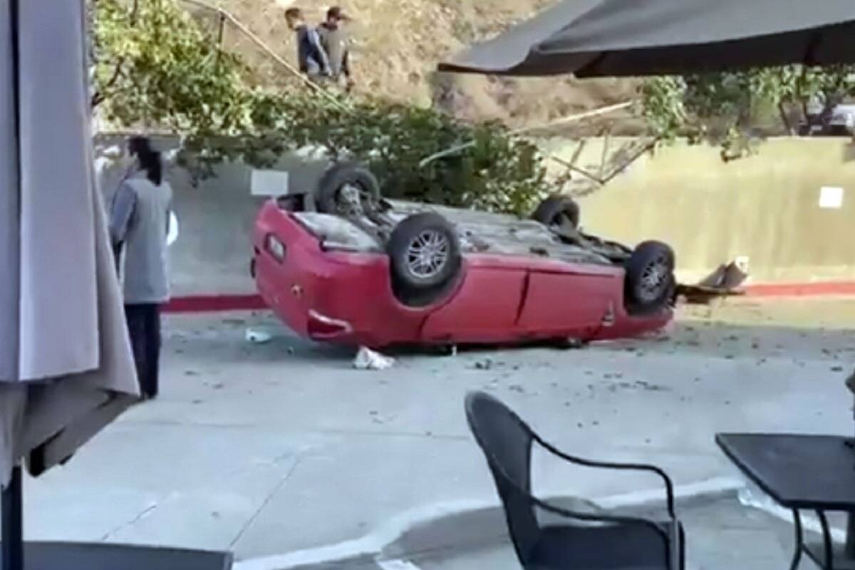Mujer resulta lesionada al volcar dentro de estacionamiento de escuela