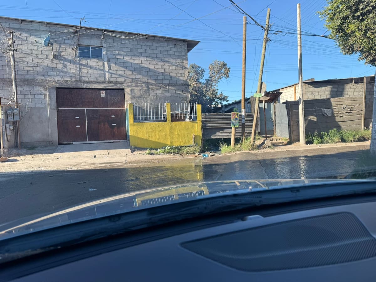 Una alcantarilla deteriorada desvía el flujo y provoca filtraciones sobre la calle Esperanza, señalan. Foto: Cortesía