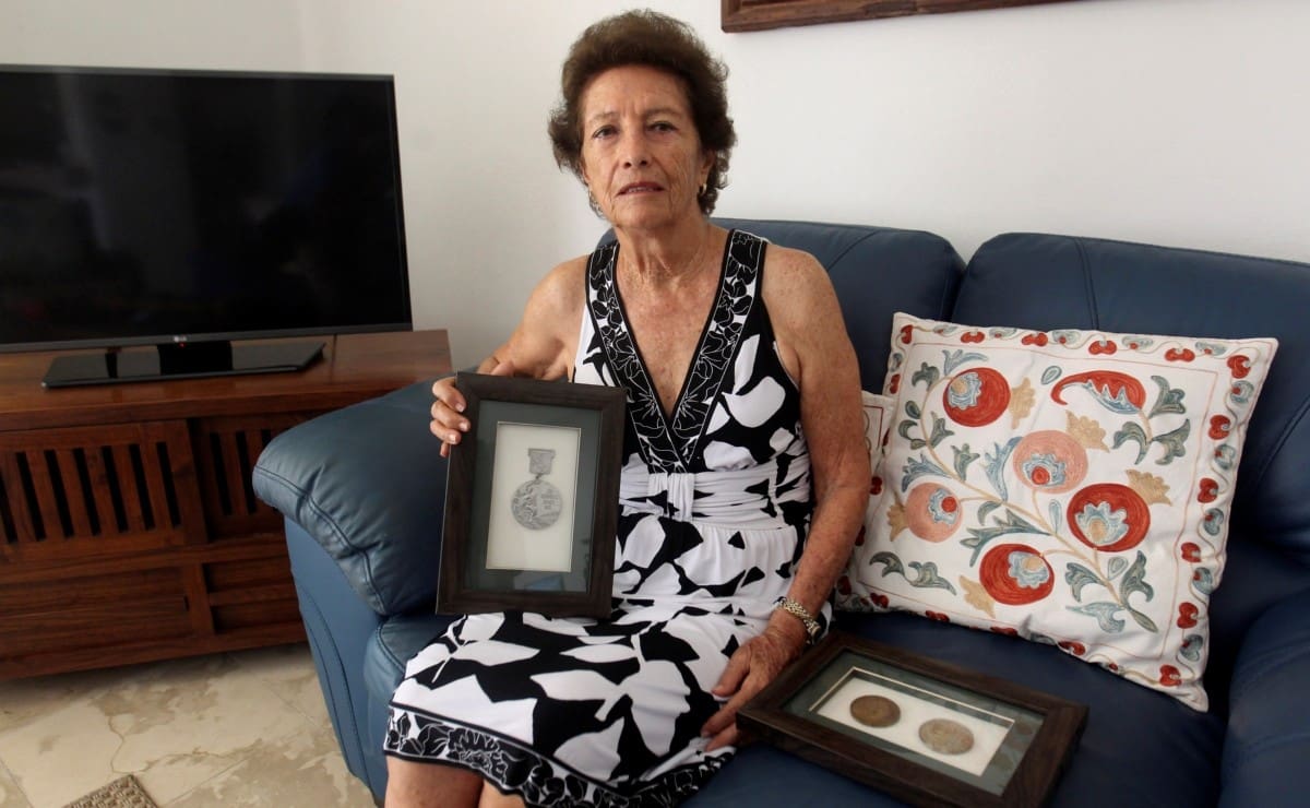 Pilar Roldán muestra en su casa las medallas que ha ganado, incluyendo la de los Juegos Olímpicos de México 1968. (Foto: EFE)