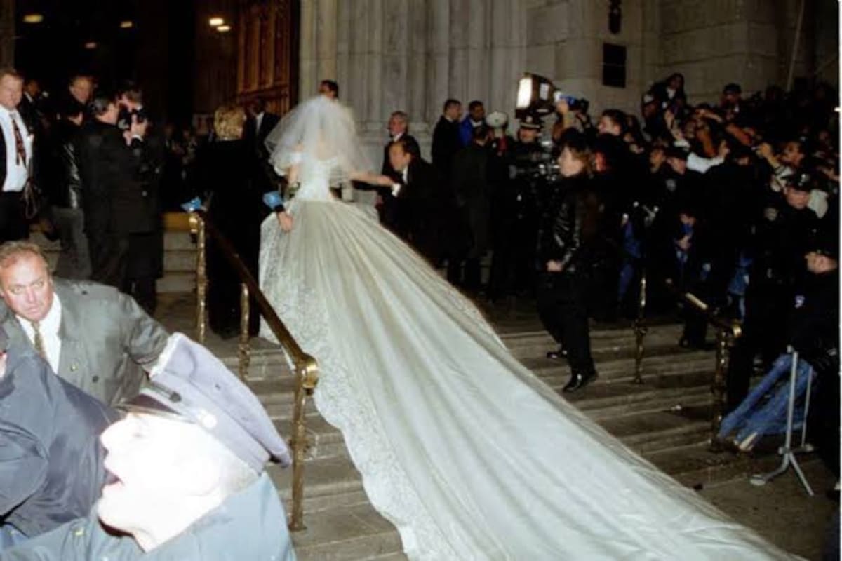 La larga “cola” de su vestido de novia media 17 metros.