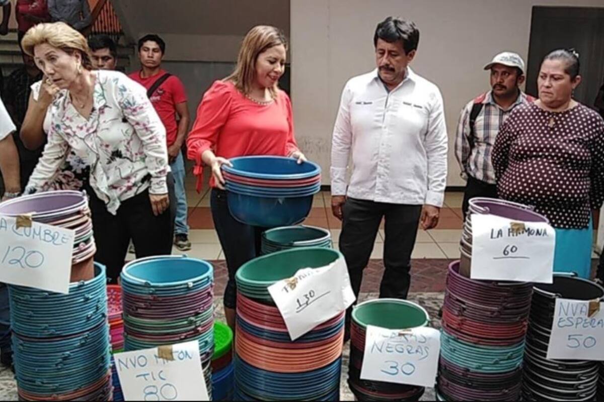Por Día de las Madres alcaldes regalan cubetas en Chiapas
