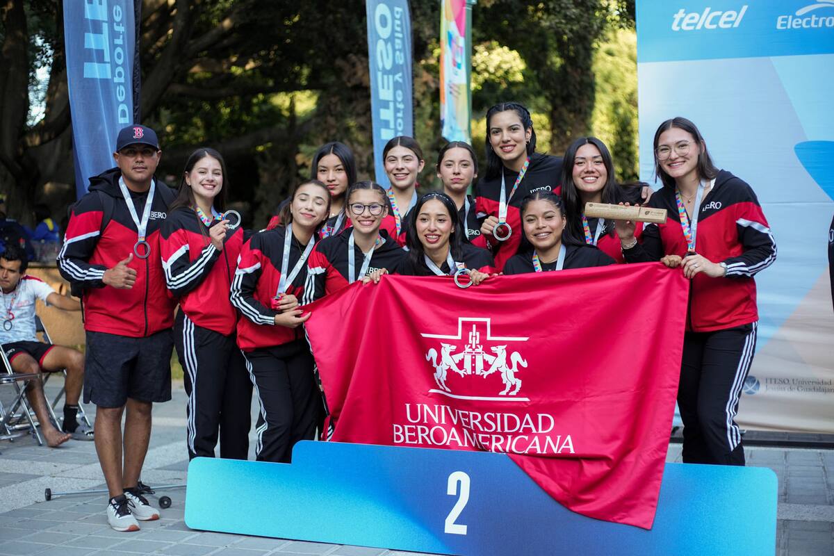 Ganadoras del segundo lugar en el flag football femenil.