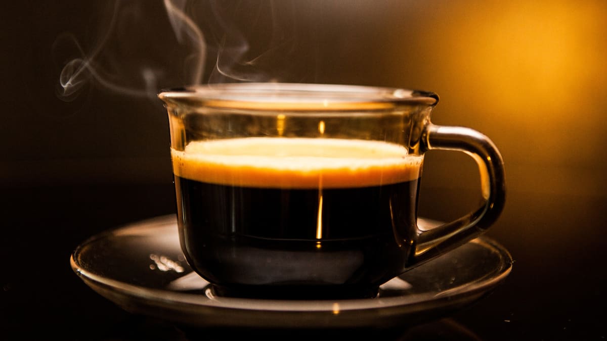 La siesta con cafeína es un hábito simple que combina dos métodos conocidos para combatir la fatiga: dormir y tomar café.