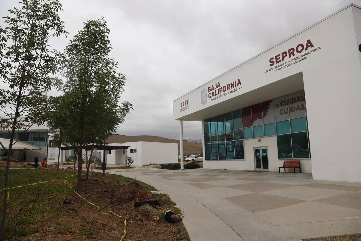 Imágenes de las instalaciones a donde se trasladaron las oficinas del Centro de Gobierno y donde ahora se hace cualquier tramite de gobierno, ubicado en la carretera libre Tijuana Tecate.