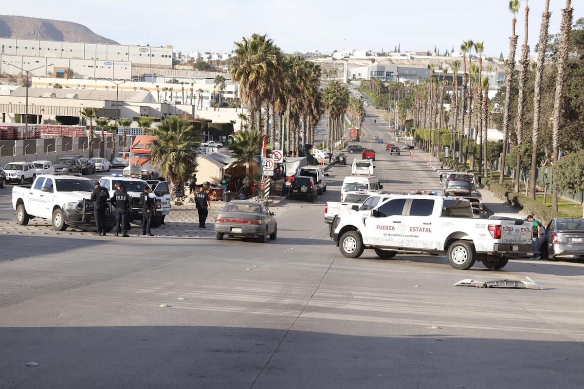 Choque entre unidad estatal y auto deja un agente herido