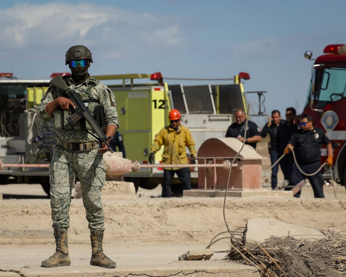 El cuerpo sin vida de un hombre fue localizado atorado en una compuerta de un canal al oriente de Mexicali, donde fue rescatado por bomberos. La necropsia ha revelado que se trata de un homicidio. (Foto: Javier Gallegos)