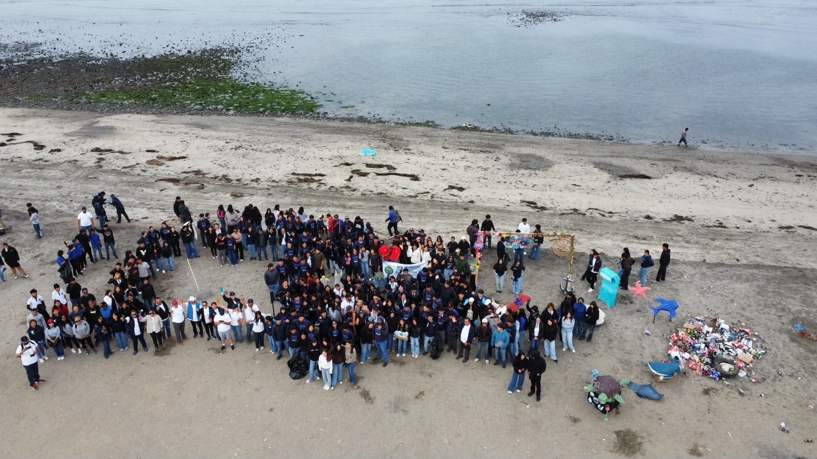 El vidrio fue el principal residuo recolectado durante la jornada de limpieza realizada en la playa San Ramón, donde estudiantes y autoridades retiraron cerca de dos toneladas de basura en el marco del Día Mundial del Medio Ambiente. Foto: Cortesía.