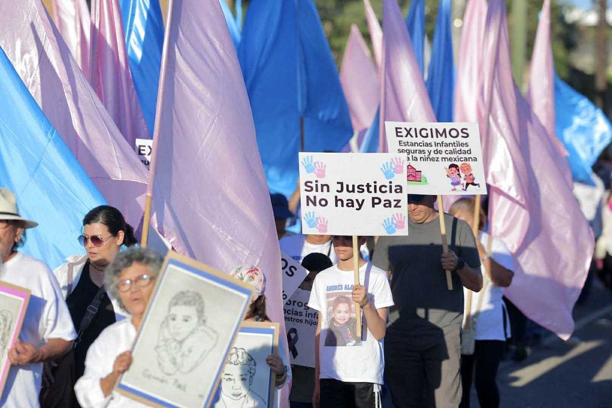 A 16 años del incendio en la guardería ABC, ocurrido el 5 de junio de 2009 en Hermosillo, Sonora, padres, familiares y sobrevivientes marcharon nuevamente exigiendo justicia por la muerte de 49 niñas y niños. Foto: Julio A. Clark