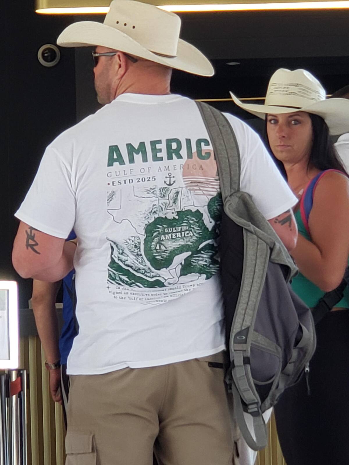 Se viraliza imagen de un turista estadounidense con una playera del 'Golfo de América' mientras vacacionaba en México.