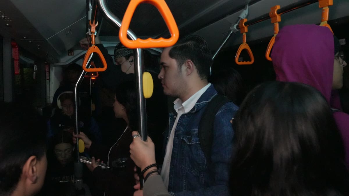 Los estudiantes llegan a tiempo a su destino.