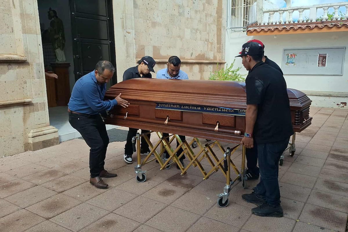 Despiden a hermanos fallecidos en accidente en alcantarilla de Ciudad Obregón