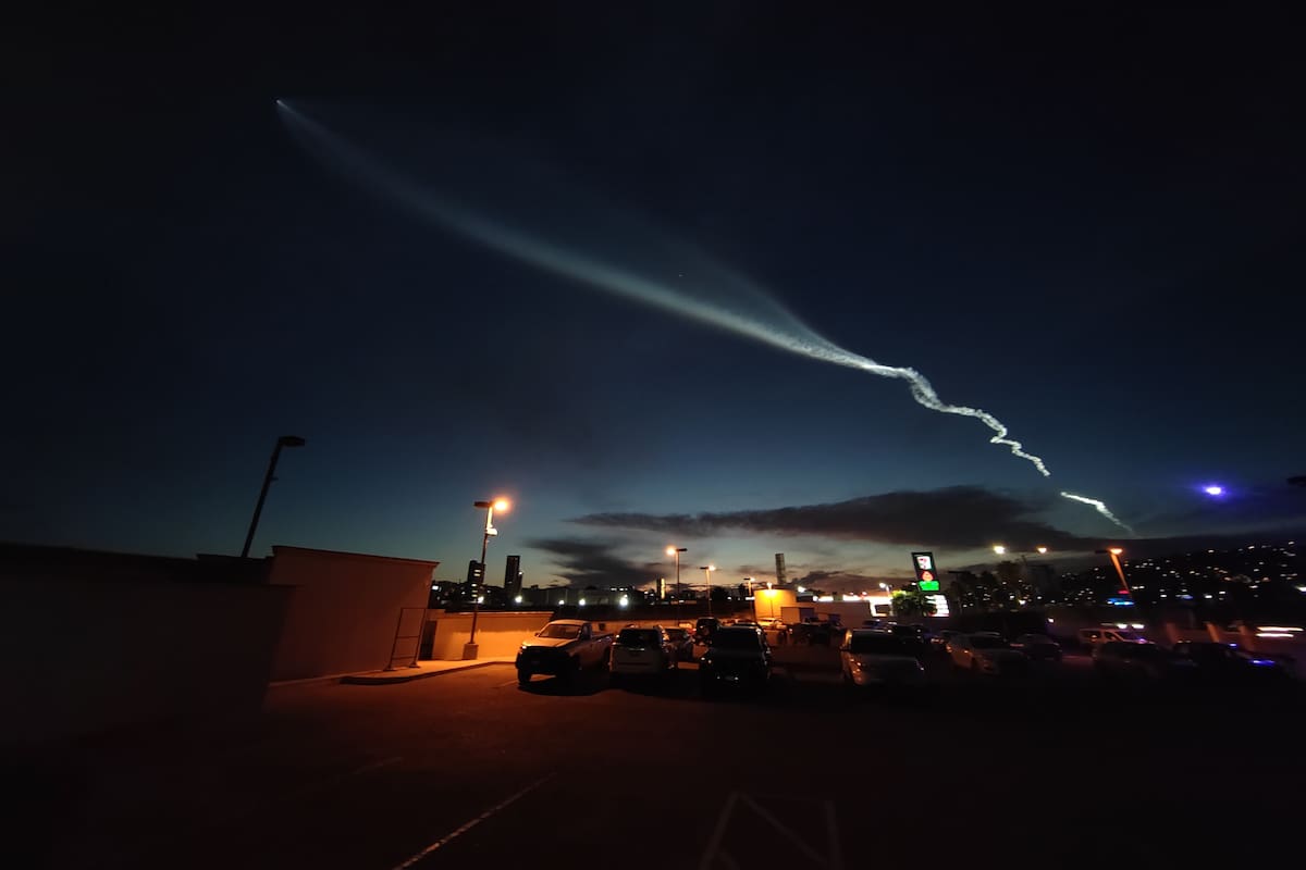Así se vio el cohete Falcon 9 de SpaceX en Tijuana