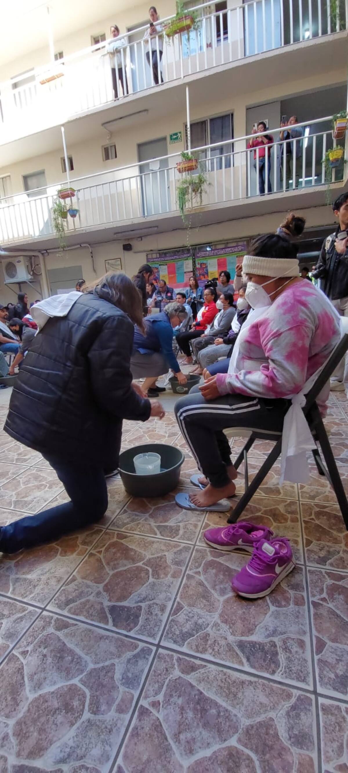 Realizan lavatorio de pies en Casa del Migrante