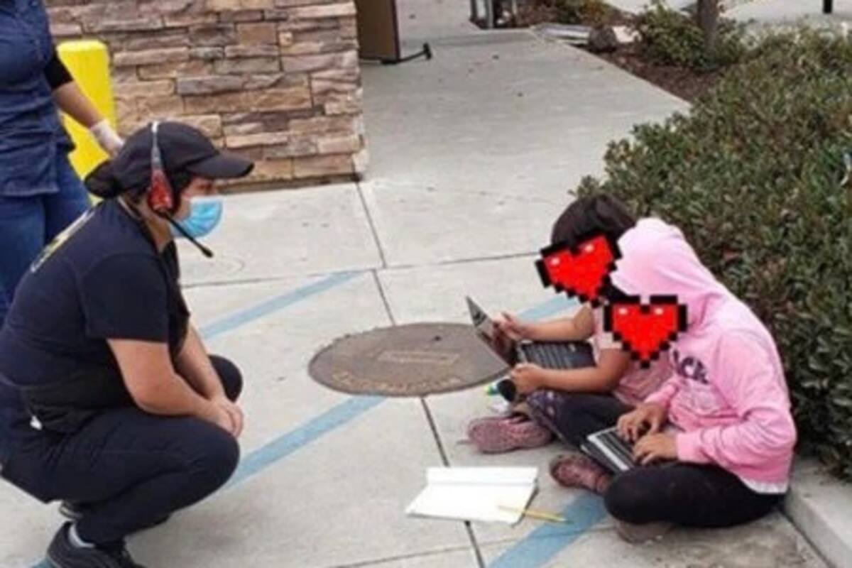 Estudiantes aprovechan WiFi de un restaurante para seguir con sus clases
