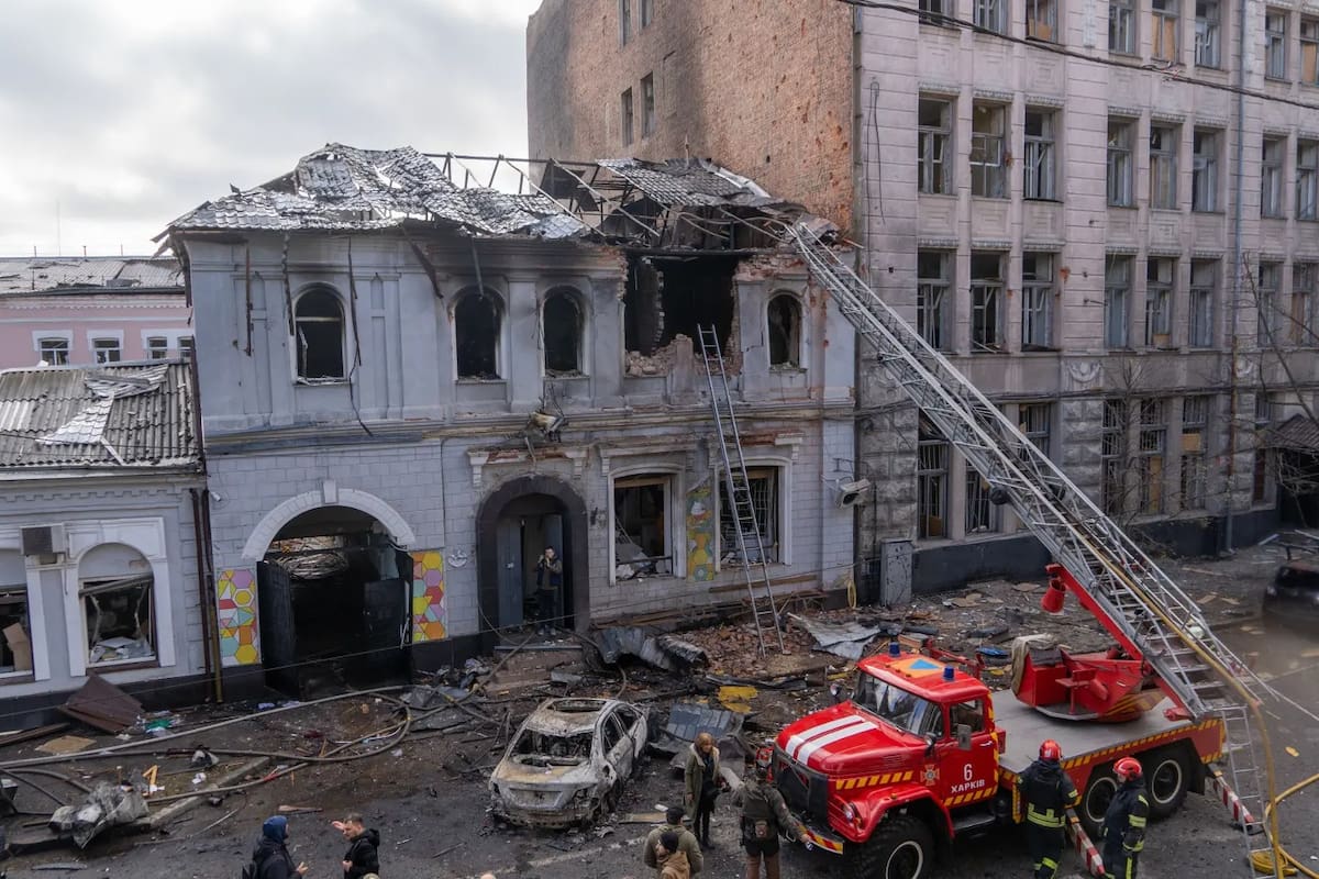 Los bomberos apagaron el incendio después de que drones rusos impactaran un jardín de infantes en un ataque aéreo en Járkov, Ucrania, el miércoles 22 de octubre de 2025. | Crédito: AP/Andrii Marienko