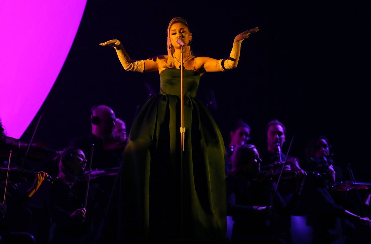 Ariana Grande canta un popurrí de sus éxitos en la ceremonia de los premios Grammy, el domingo 26 de enero del 2020 en Los Angeles. (Foto por Matt Sayles/Invision/AP)