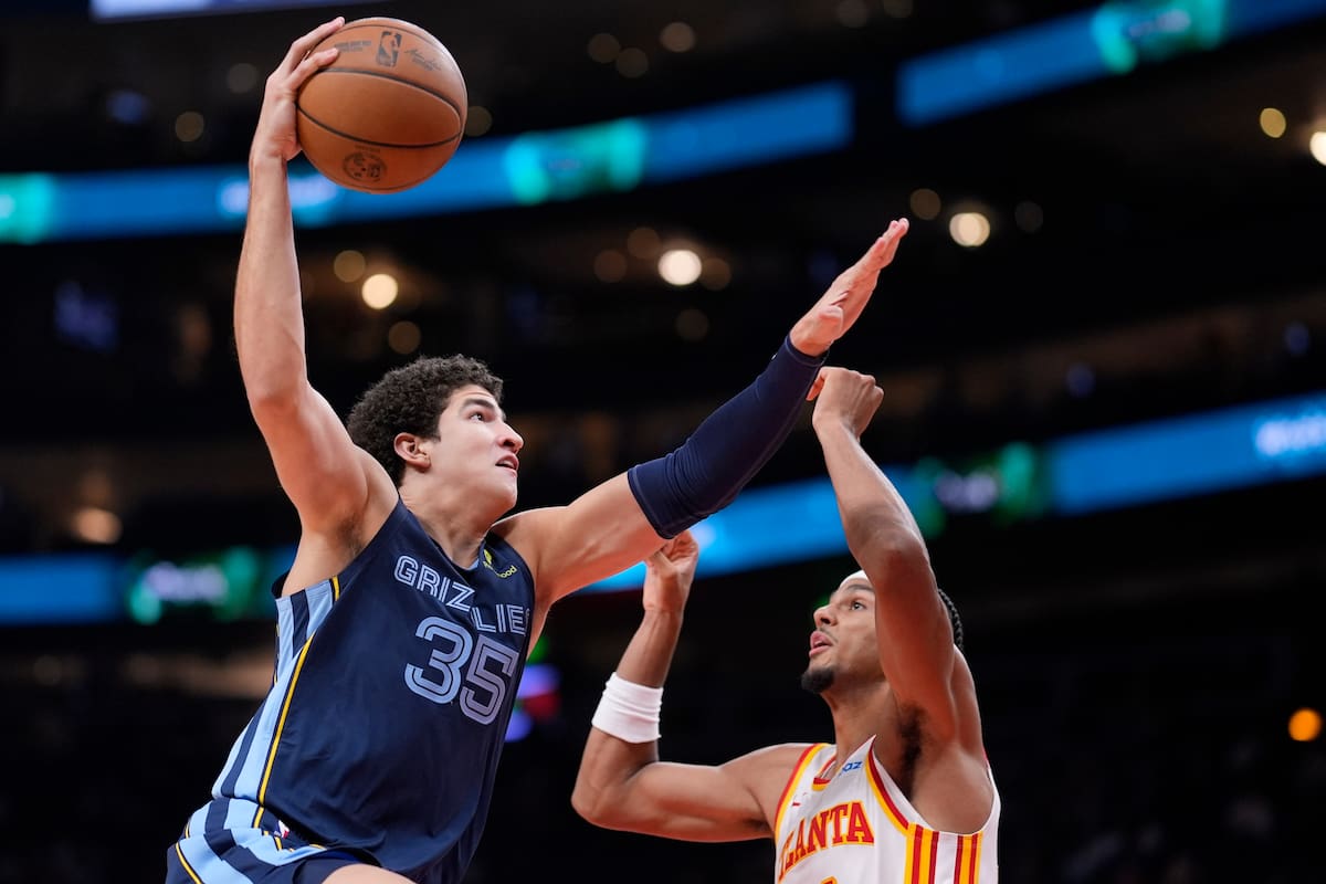 El alero mexicano de los Memphis Grizzlies, Karim López, realiza un tiro ante Asa Newell (14) de los Atlanta Hawks, durante la segunda mitad de un partido de pretemporada de la NBA, el lunes 5 de octubre de 2026, en Atlanta.(AP Photo/Mike Stewart)