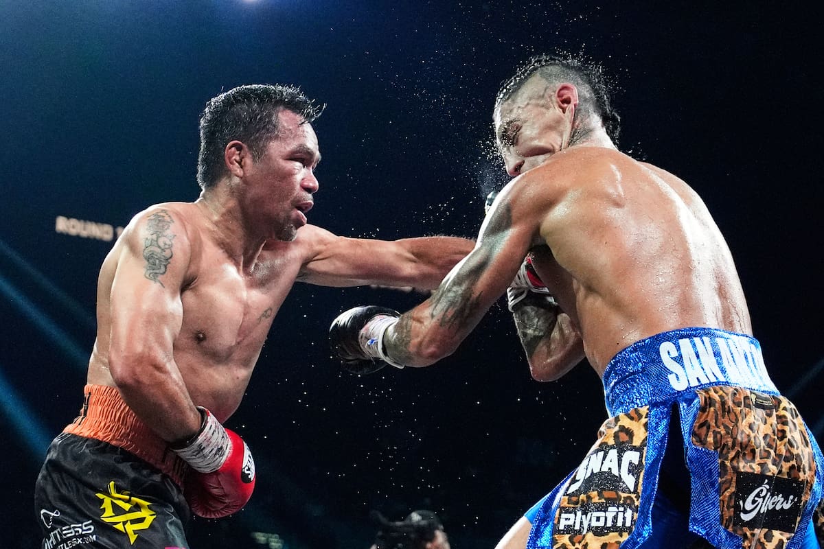 El filipino Manny Pacquiao lanza un puñetazo contra el mexico-estadounidense Mario Barrios en una pelea por el cetro welter, realizada el sábado 19 de julio de 2025 (AP Foto/John Locher)