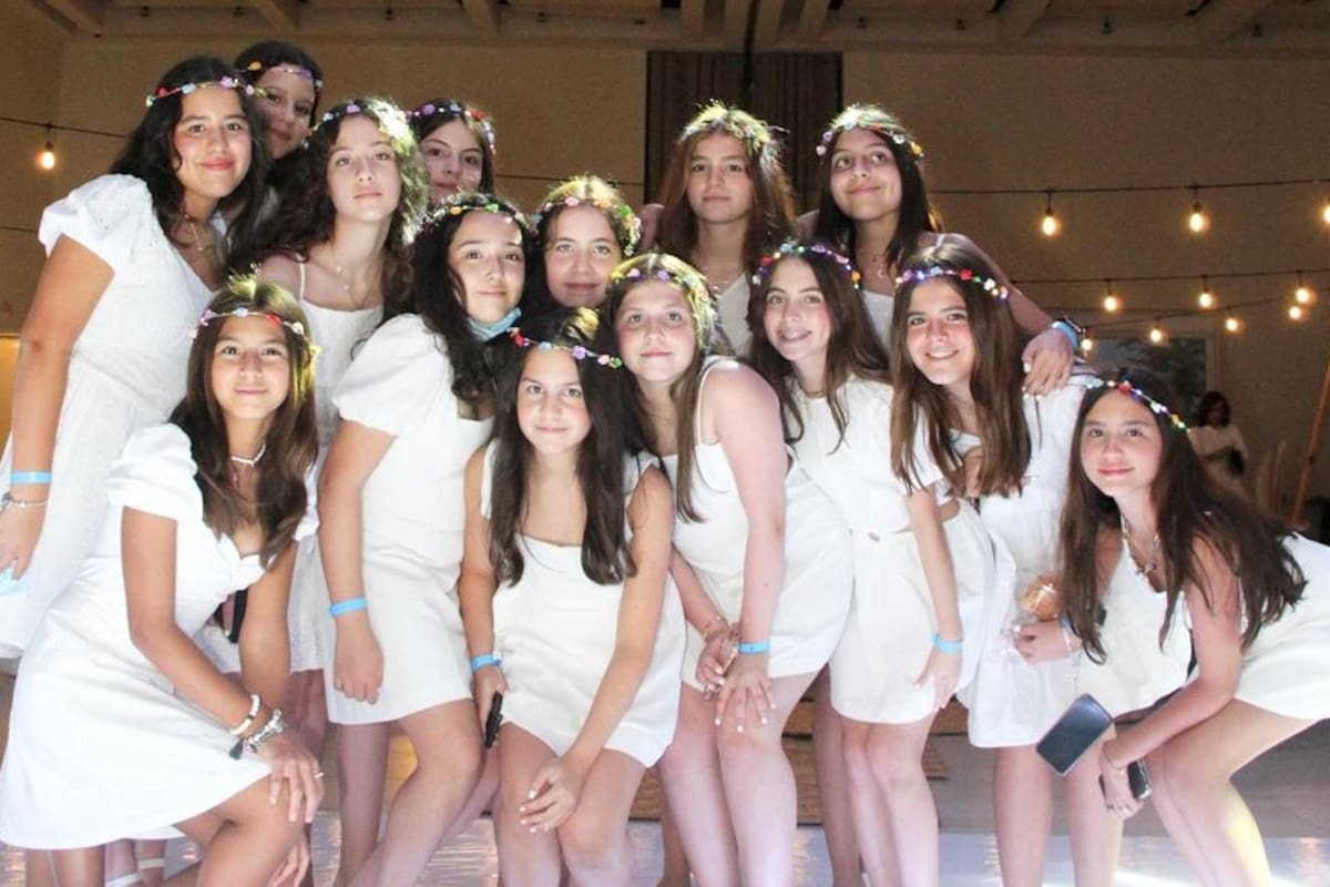 Alumnas del Liceo Thezia: ¡Terminan la primaria y celebran en San Carlos!