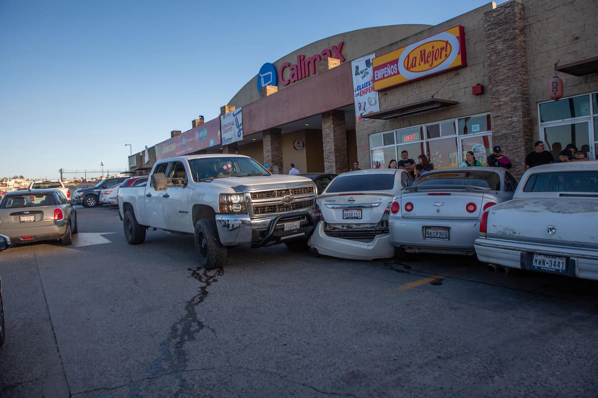 Conductor choca 5 vehículos estacionados en Calimax Fundadores al intentar huir