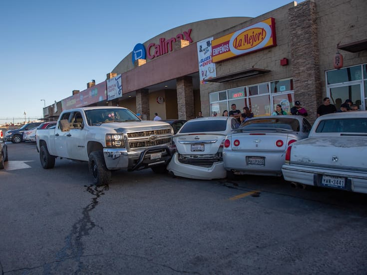 Conductor choca 5 vehículos estacionados en Calimax Fundadores al intentar huir