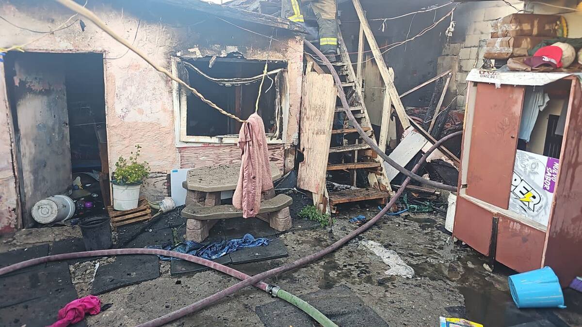En la colonia Valle Verde el incendio consumió por completo una vivienda y dejó daños en una más.