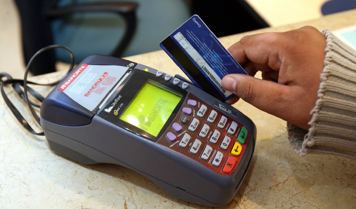 Durante el año pasado, Condusef atendió mil 409 denuncias por cobros irregulares en tarjetas de crédito y débito.