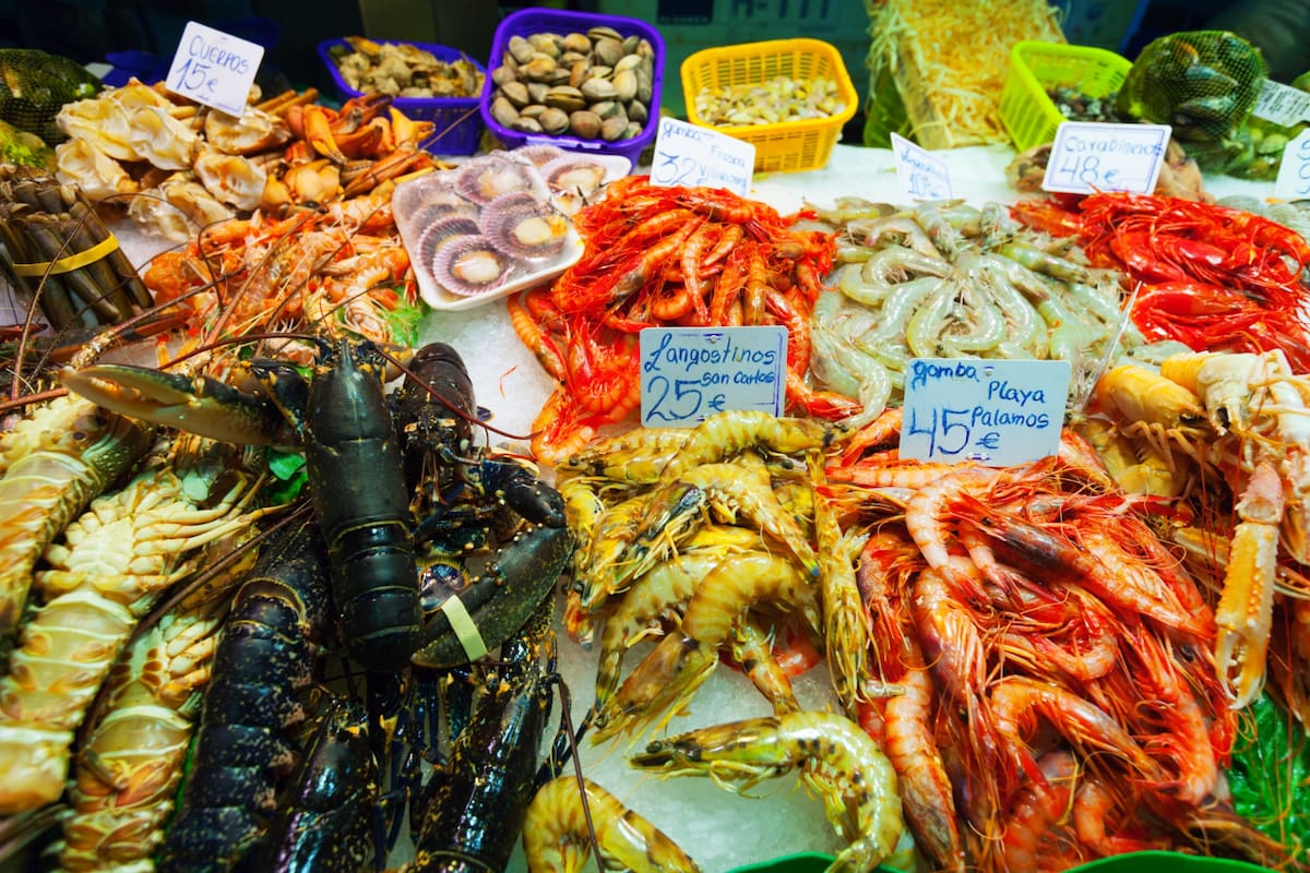 Durante la Cuaresma es muy común que los hábitos de consumo cambien, por lo que aumenta la demanda de mariscos, recordó Profeco. | Foto: Freepik
