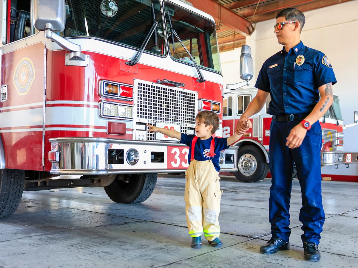 Para Miguel Valdivia, ser bombero desde hace 13 años es un honor, pero ver que sus hijos comparten su pasión es su mejor recompensa. En este Día del Niño, celebramos a los pequeños que sueñan con ser como su papá: valientes dispuestos a salir y ayudar a quien más lo necesita. │Foto: Juan J. Morales