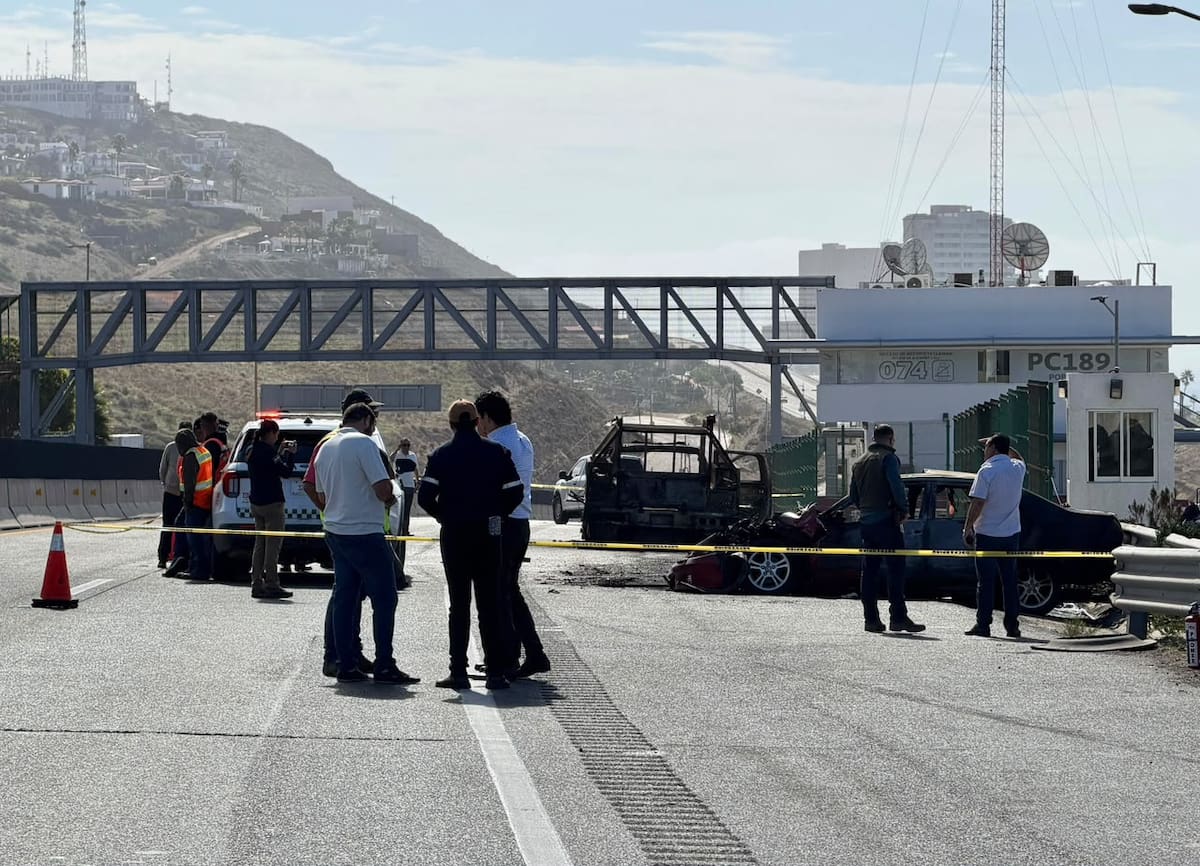 Una mujer murió calcinada y un hombre sufrió quemaduras graves tras un choque e incendio cerca de la desviación al bulevar 2000, en la carretera Escénica. Foto: Border Zoom