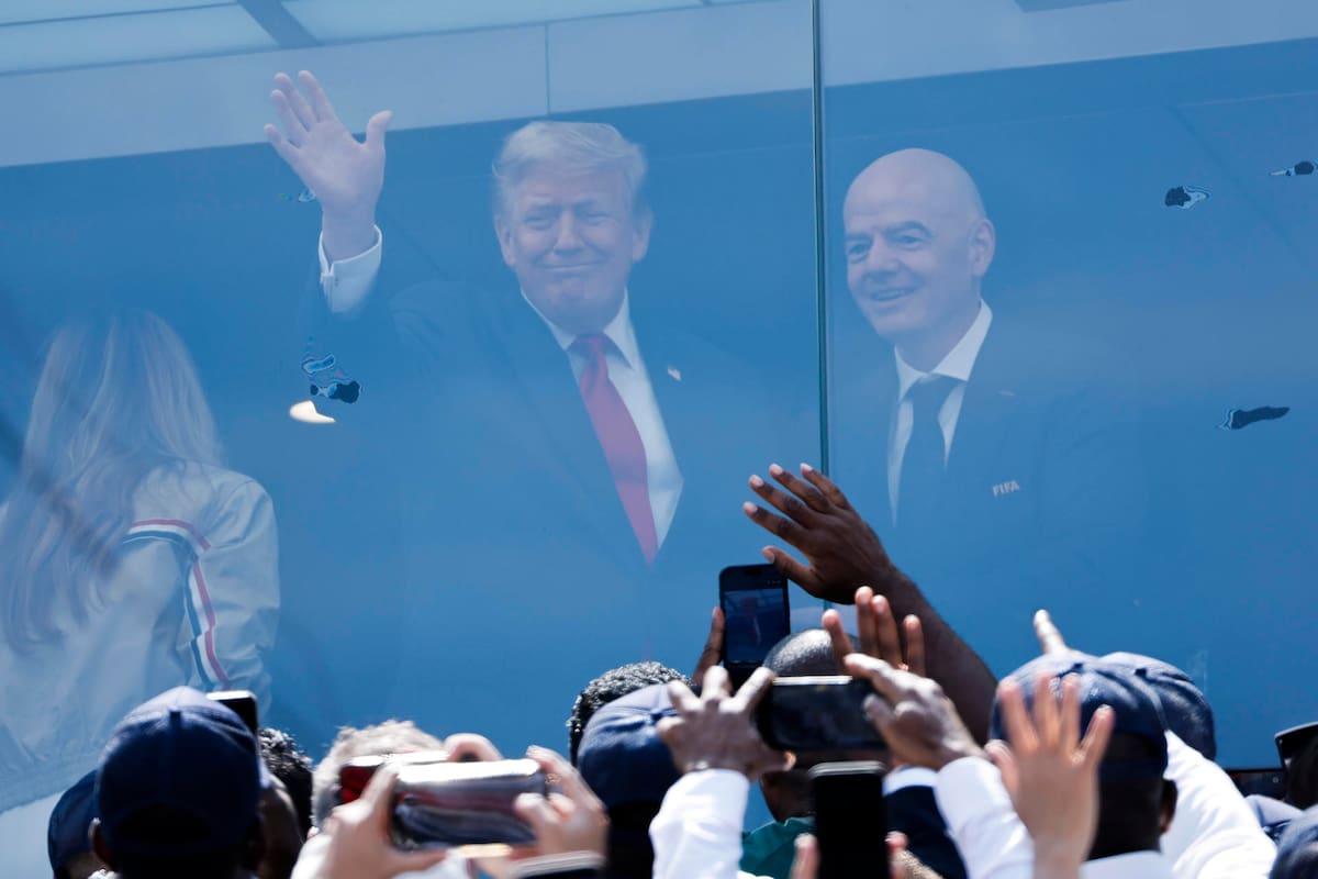 El presidente de EE.UU., Donald Trump, saluda junto al presidente de la FIFA, Gianni Infantino, este domingo, en la final del Mundial de la FIFA 2026 entre España y Argentina en el estadio MetLife en East Rutherford (NJ, EE.UU.). | Crédito: EFE/ Lavandeira Jr