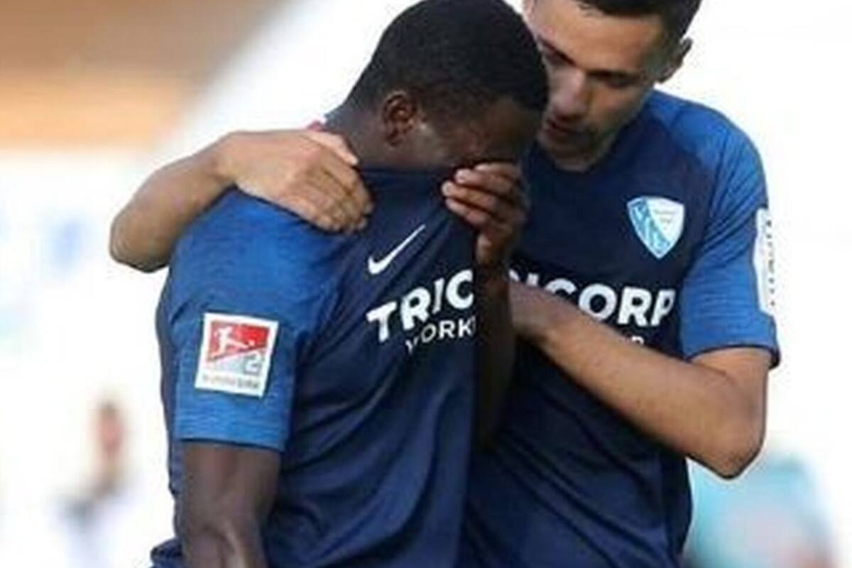 Jugador abandona el campo entre lágrimas por insultos racistas