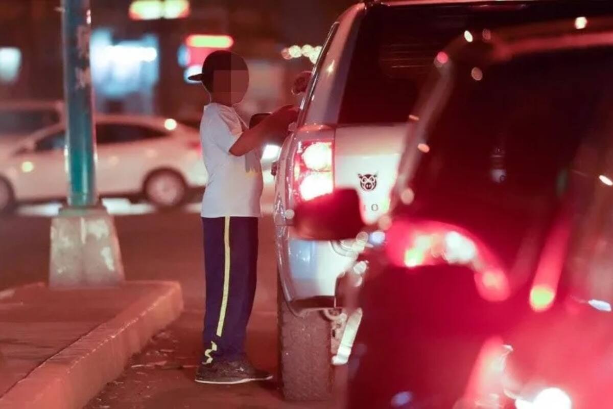 Resguardan a niño de 10 años que vendía en solitario dulces a media noche