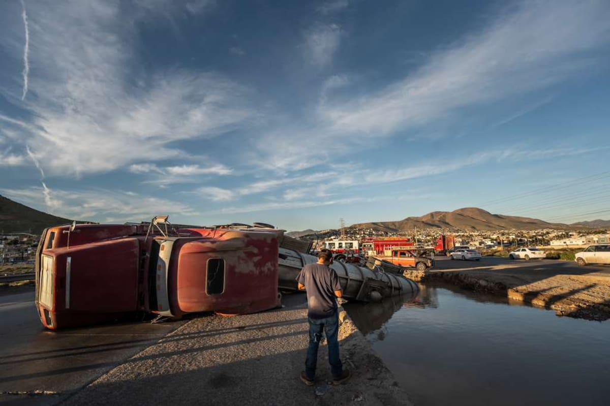 El conductor de la unidad perdió el control lo que provocó que la pipa terminara volcada. Foto: Border Zoom