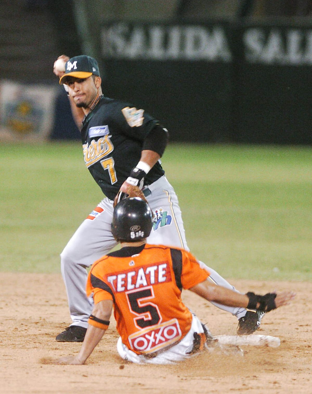 Carlos Gastélum se barre en segunda base y es puesto out por Juan Gabriel Castro, shortstop de los Cañeros de Los Mochis en 2005, actual manager de Naranjeros de Hermosillo. (Foto: Archivo GH)