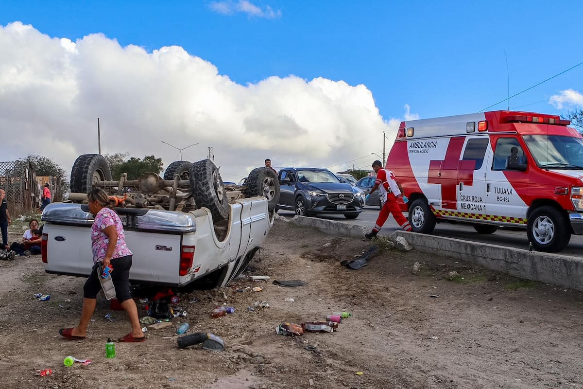 Vuelca camioneta en bulevar Casa Blanca en Tijuana; cuatro personas fueron trasladadas al hospital