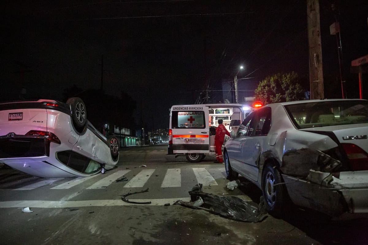 Una mujer y dos menores sufrieron crisis nerviosa tras volcar en la Zona Centro. Foto: Border Zoom