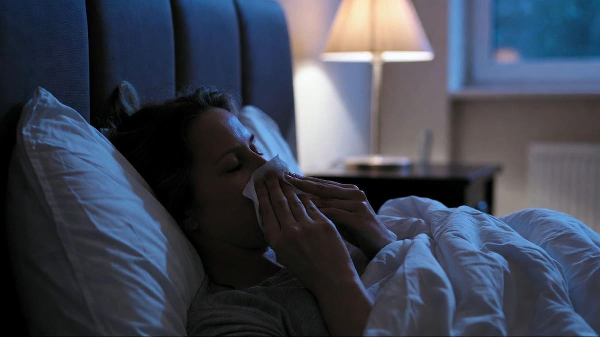 Por qué la nariz se congestiona más por la noche cuando tienes alergias y qué cambios en ventilación, ropa de cama y hábitos antes de dormir pueden disminuir los síntomas y ayudarte a descansar mejor