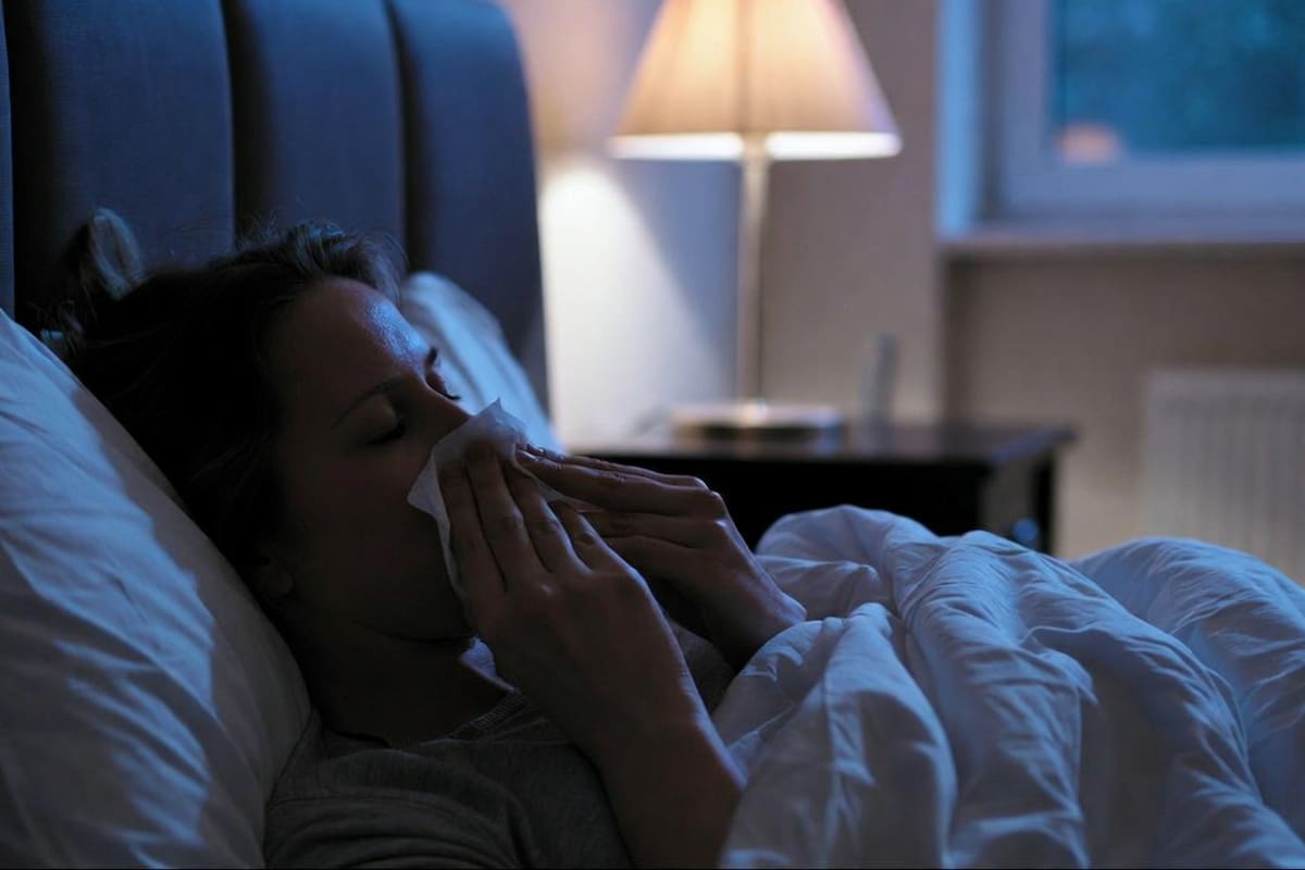 Por qué la nariz se congestiona más por la noche cuando tienes alergias y qué cambios en ventilación, ropa de cama y hábitos antes de dormir pueden disminuir los síntomas y ayudarte a descansar mejor