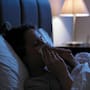 Por qué la nariz se congestiona más por la noche cuando tienes alergias y qué cambios en ventilación, ropa de cama y hábitos antes de dormir pueden disminuir los síntomas y ayudarte a descansar mejor